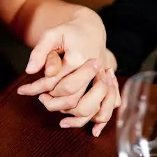profile couple hand pic